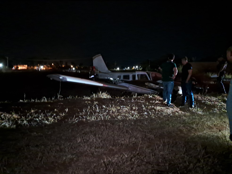 Avião de pequeno porte faz pouso forçado em pasto em Votuporanga (SP) — Foto: Patrick Lima/TV TEM