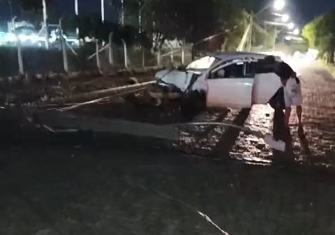 Carro roubado é destruído por criminosos após batida em postes no Bairro Planalto, em Uberlândia