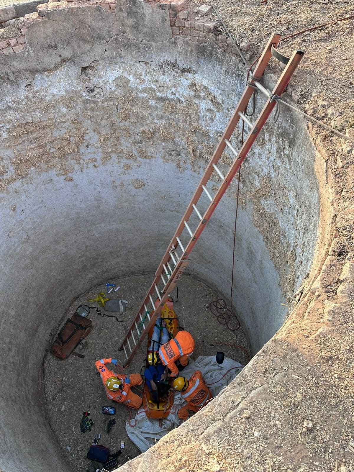 Idoso é resgatado após cair em silo subterrâneo com 7 metros de profundidade em Bom Despacho