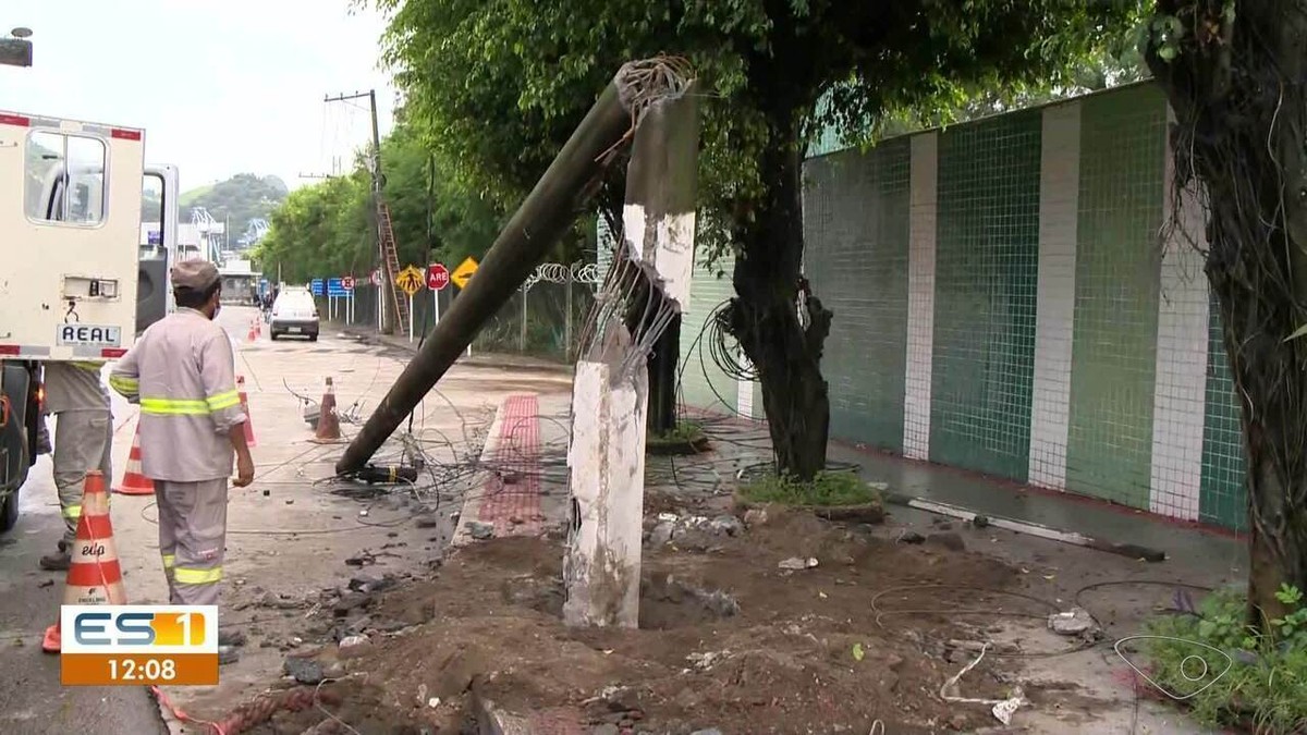 Poste é Arrastado Por Caminhão E Moradores Ficam Sem Energia Elétrica