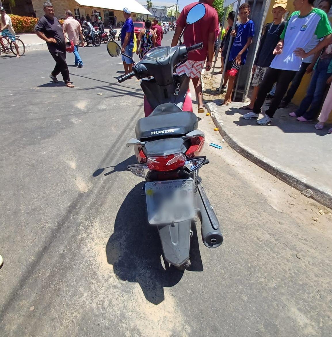 Vídeo mostra momento em que mulher morre atropelada por caminhão após colisão com moto em Campo Maior, no Piauí