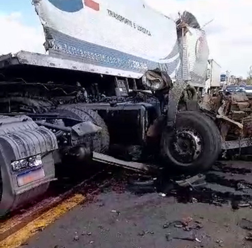 Colisão entre caminhões matou duas pessoas na Ponte Hélio Serejo, entre Presidente Epitácio (SP) e Bataguassu (MS) — Foto: Redes sociais
