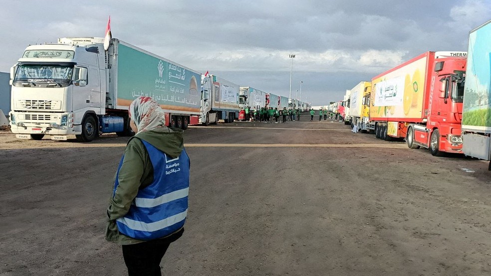 Caminhões com ajuda humanitária de ONGs egípcias para os palestinos aguardam a reabertura da passagem de Rafah, do lado do Egito 17/10/2023. — Foto: REUTERS/Stringer