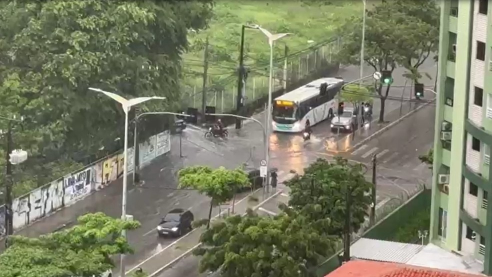Fortaleza amanheceu sob forte chuva nesta quarta (18). — Foto: Reprodução