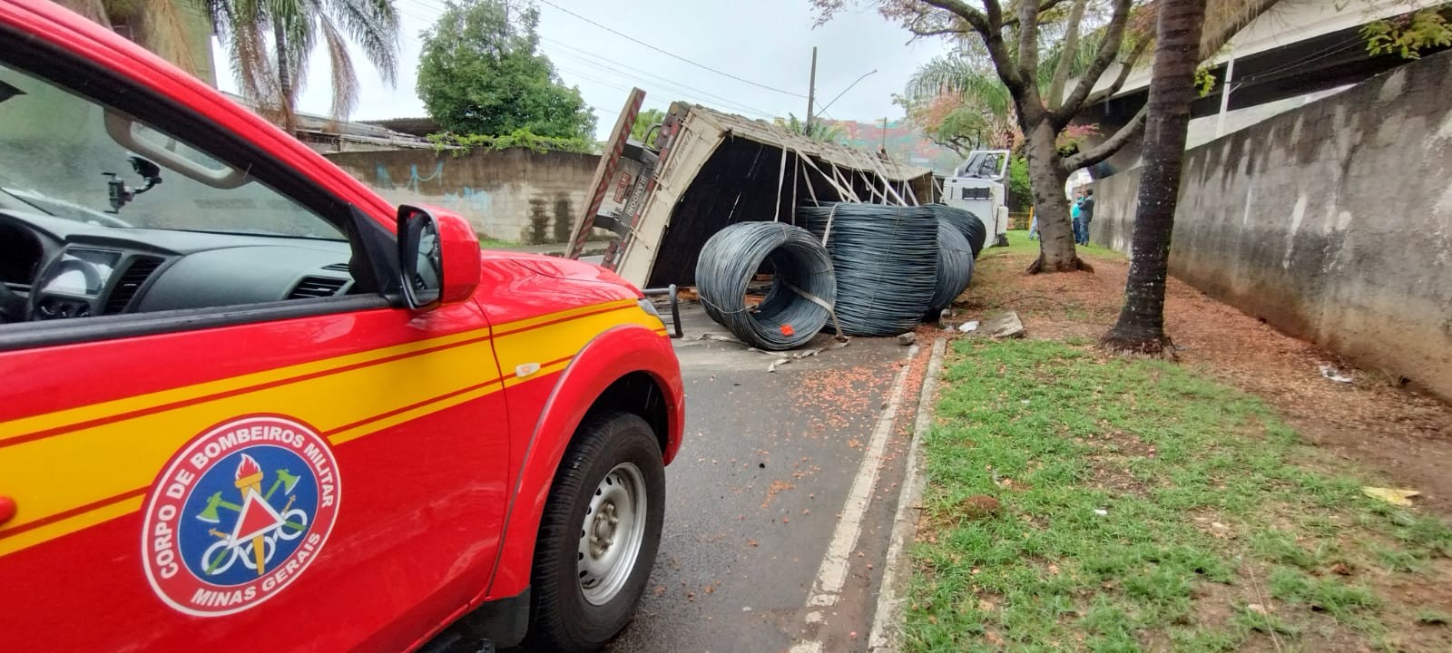Carreta carregada com bobinas de aço tomba embaixo de viaduto em Juiz de Fora