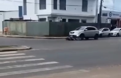 Carro bate em moto estacionada e arrasta por 200 metros em Boa Vista 