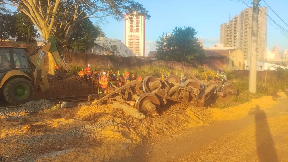 Vag&otilde;es de trem carregados com gr&atilde;os descarrilam e interditam cruzamento em S&atilde;o Jos&eacute; do Rio Preto &mdash; Foto: Prefeitura de S&atilde;o Jos&eacute; do Rio Preto/divulga&ccedil;&atilde;o