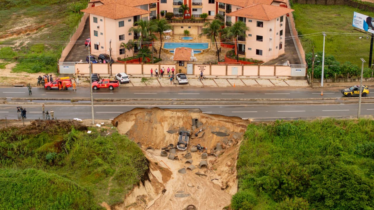 Confira imagens de cratera formada após asfalto ceder na estrada entre Fortaleza e Aquiraz 