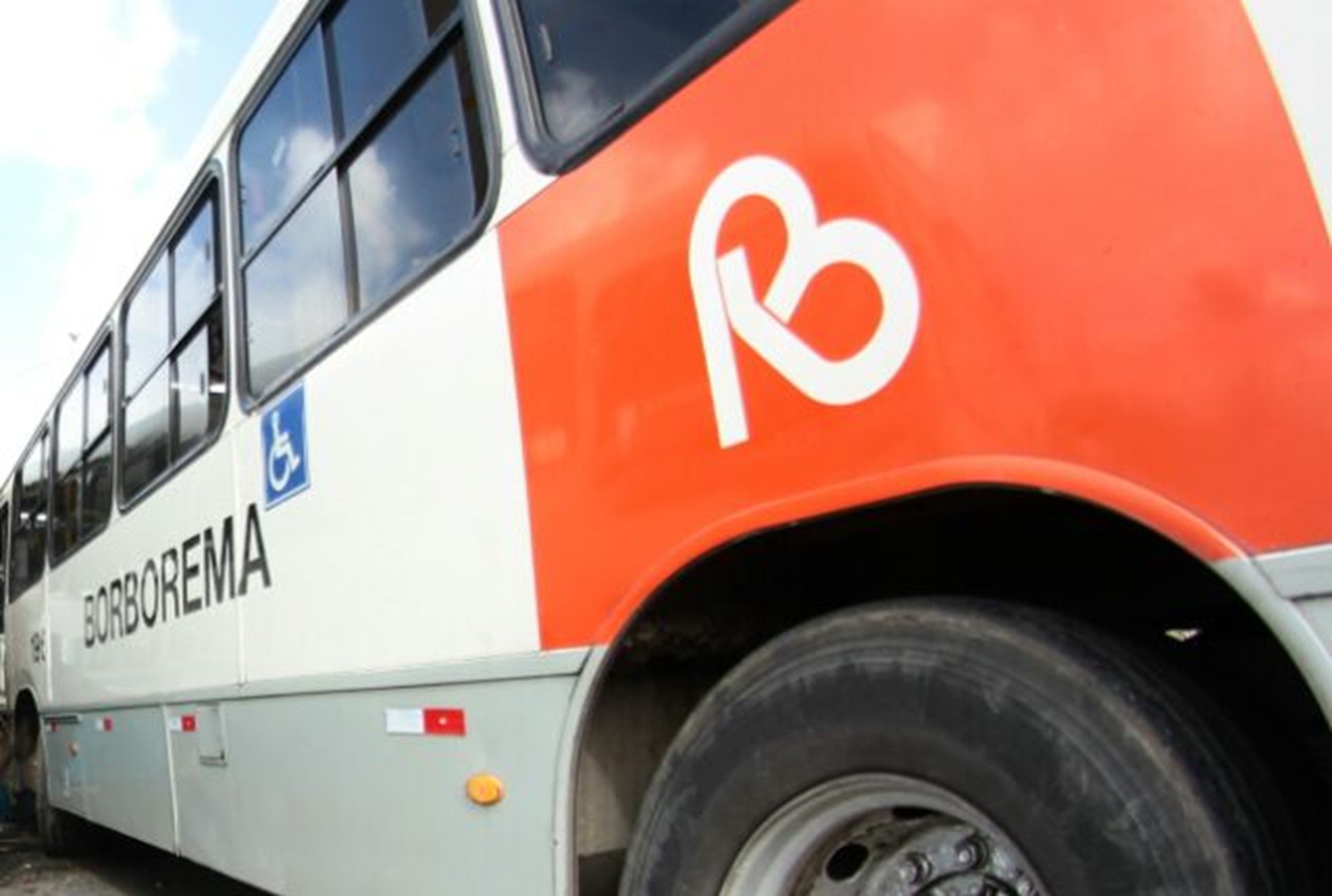 Empresa de ônibus é condenada a indenizar passageira que teve lesões na coluna após motorista frear bruscamente