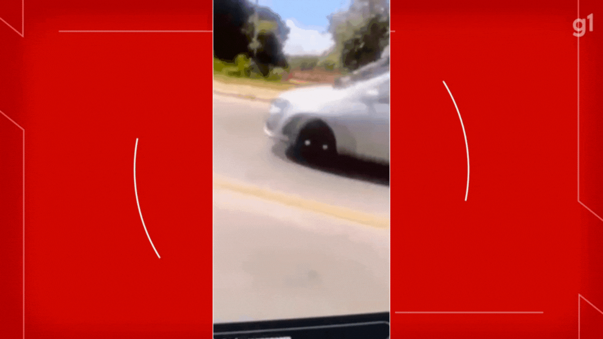 VÍDEO: homem tem 'ataque de ciúme' no DF, se pendura em carro em movimento e ataca motorista