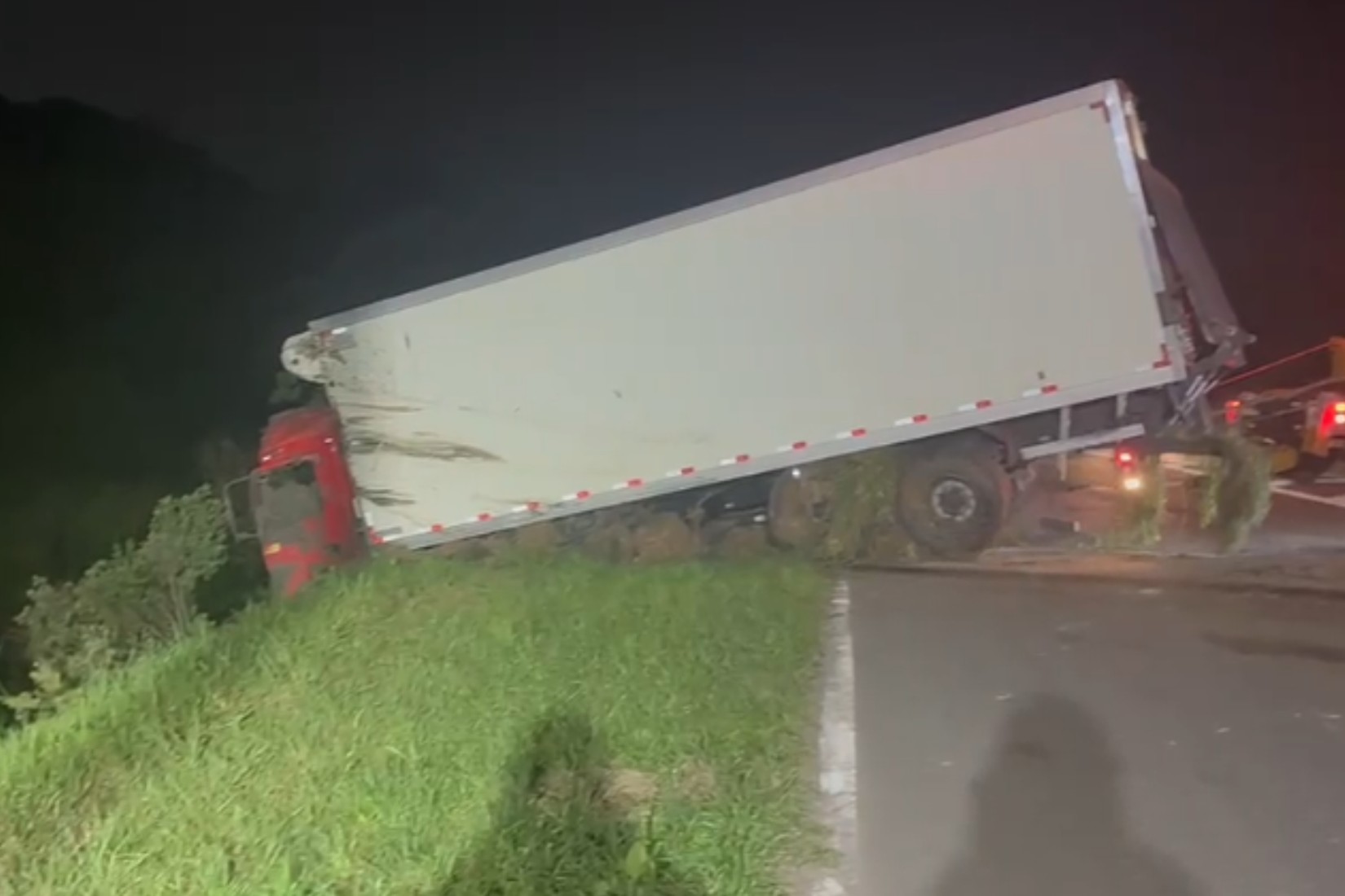 Motorista morre após caminhão sair da pista, cair em banhado e ficar submerso na BR-116, na Grande Curitiba
