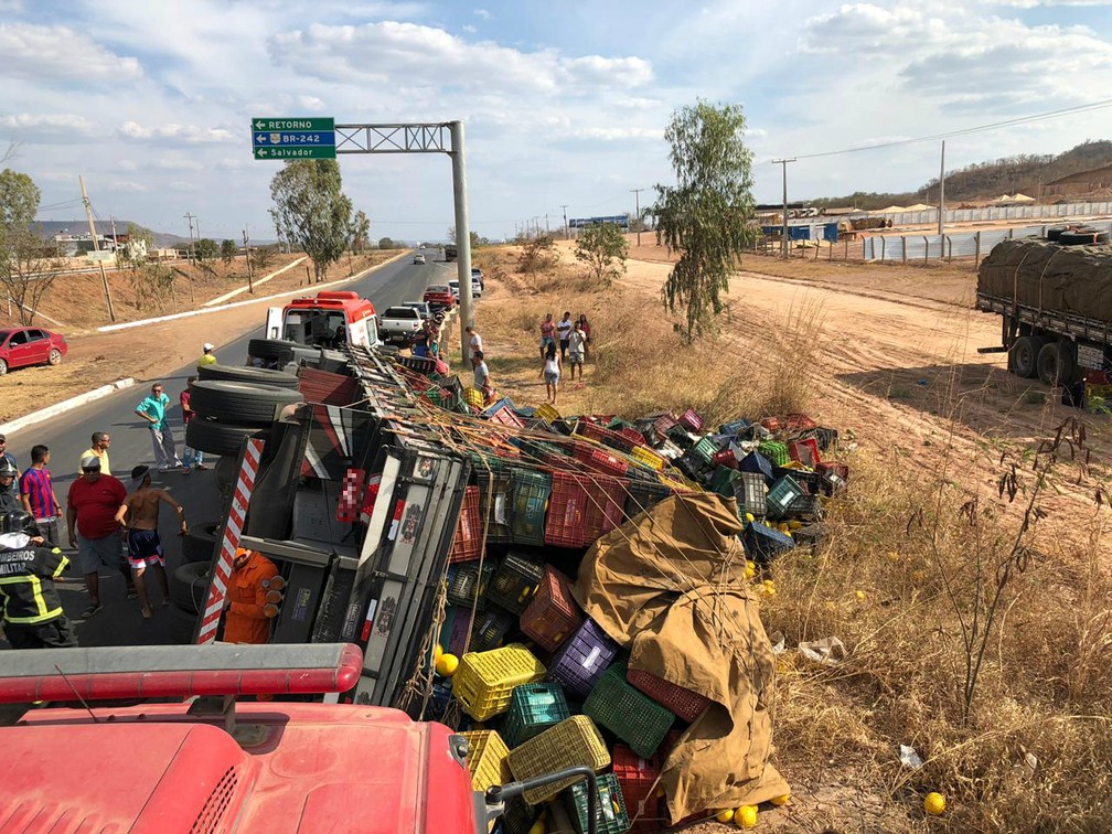 Tombamento de caminhão carregado de frutas deixa dois mortos em trecho da  BR-116, no Ceará, Ceará