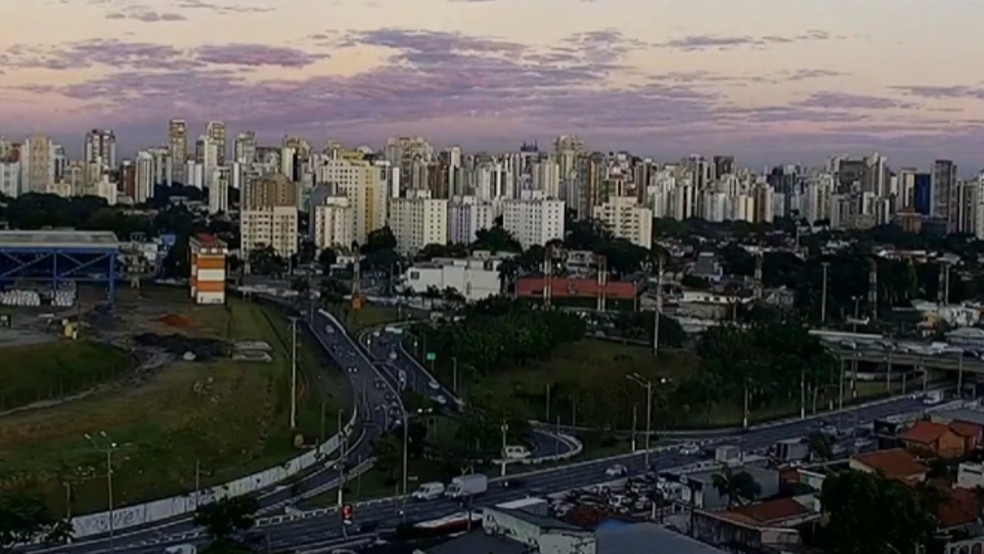 Amanhecer na região do Aeroporto de Congonhas, na Zona Sul de São Paulo, no dia 4 de junho de 2025 — Foto: GloboNews/Reprodução