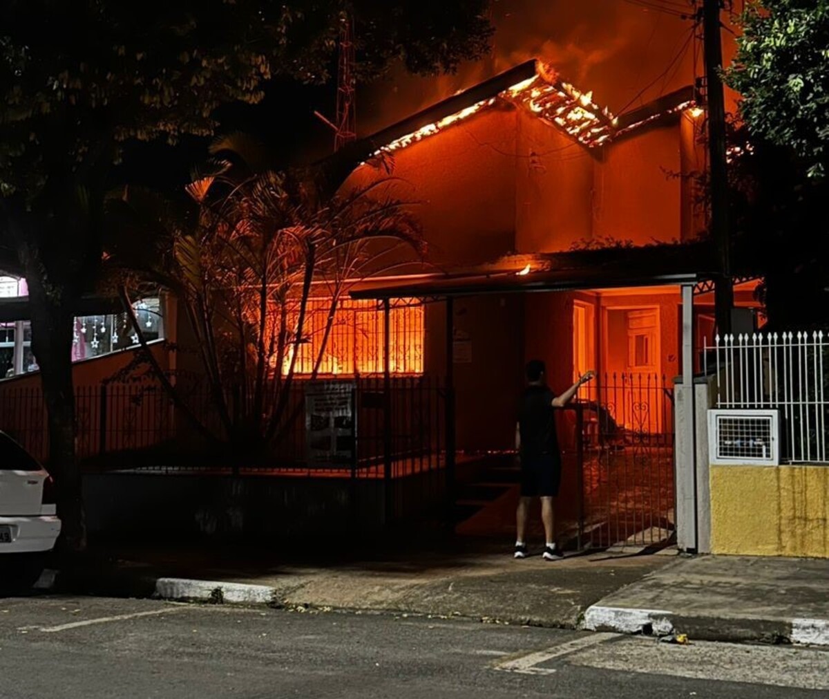 Bombeiro fica ferido ao apagar incêndio em casa em Cerquilho