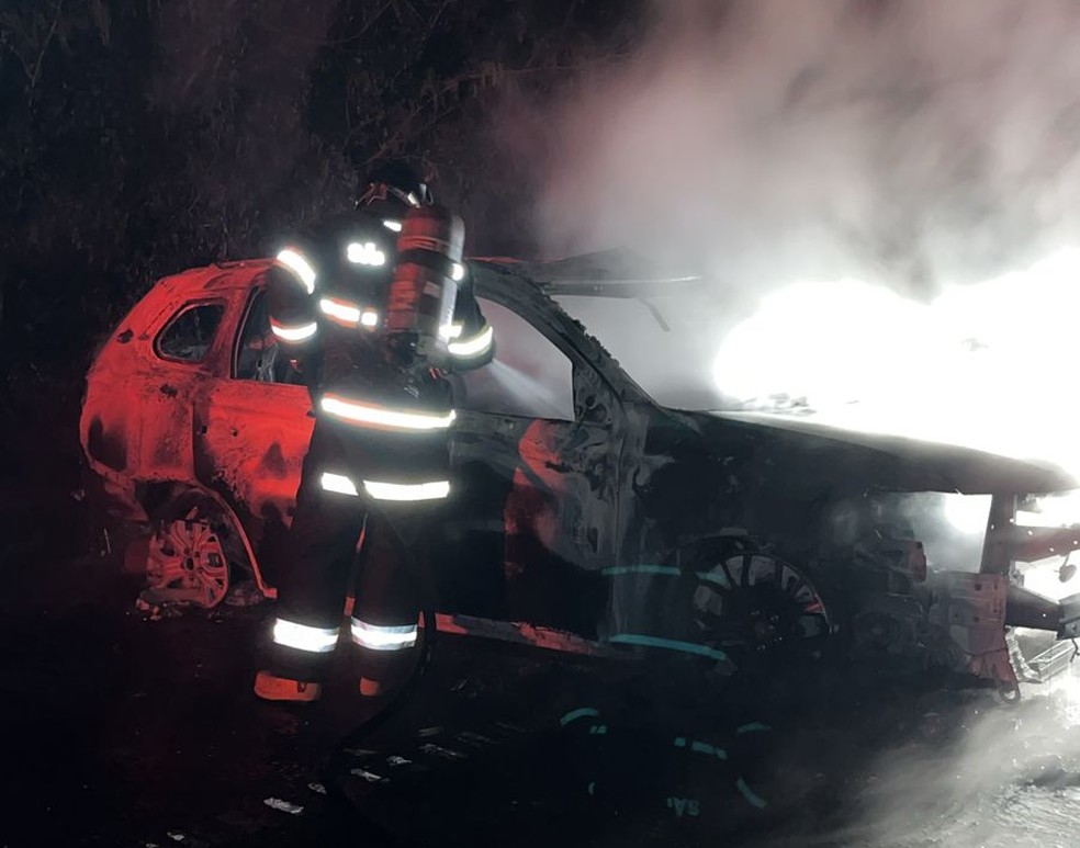 Ação de bombeiros para apagar fogo em carro nas proximidades — Foto: Polícia Militar