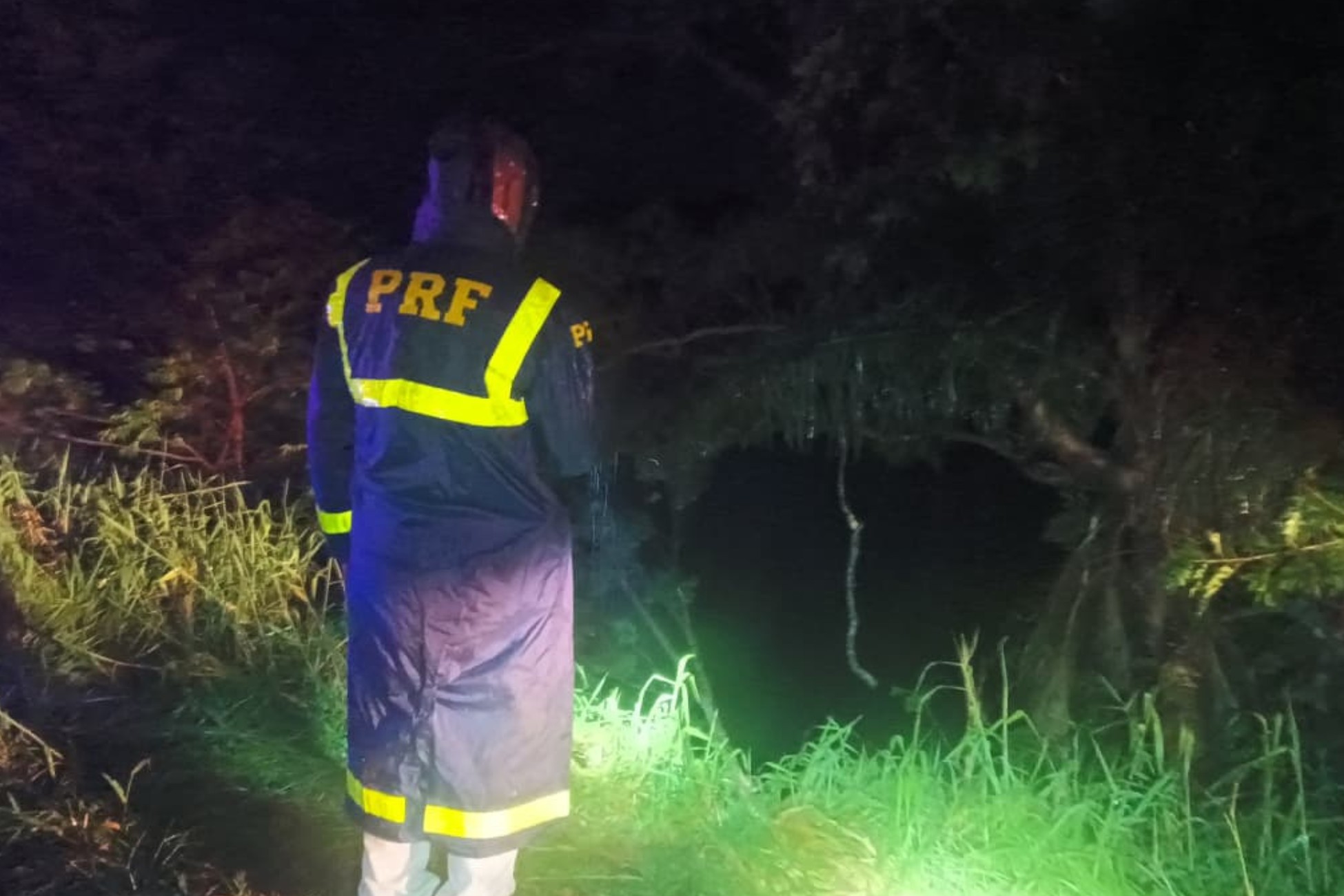 Caminhão cai em represa no Paraná, motorista consegue sair, volta à água para tentar salvar a filha e desaparece; menina morre