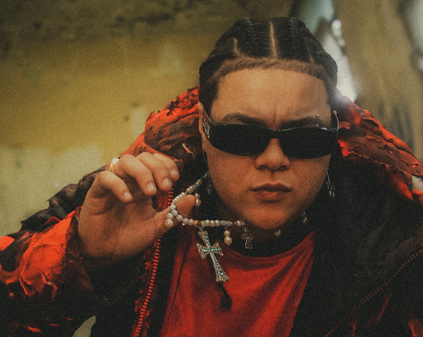 Rapper Stelly expõe vivência itinerante e rejeita padrões femininos nas faixas autorais do primeiro EP, 'Ruas do bairro'