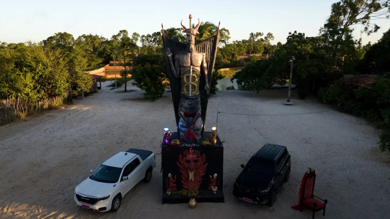 Estátua de 11 metros em homenagem ao Diabo é construída no Ceará, e idealizadora diz ser a maior do mundo