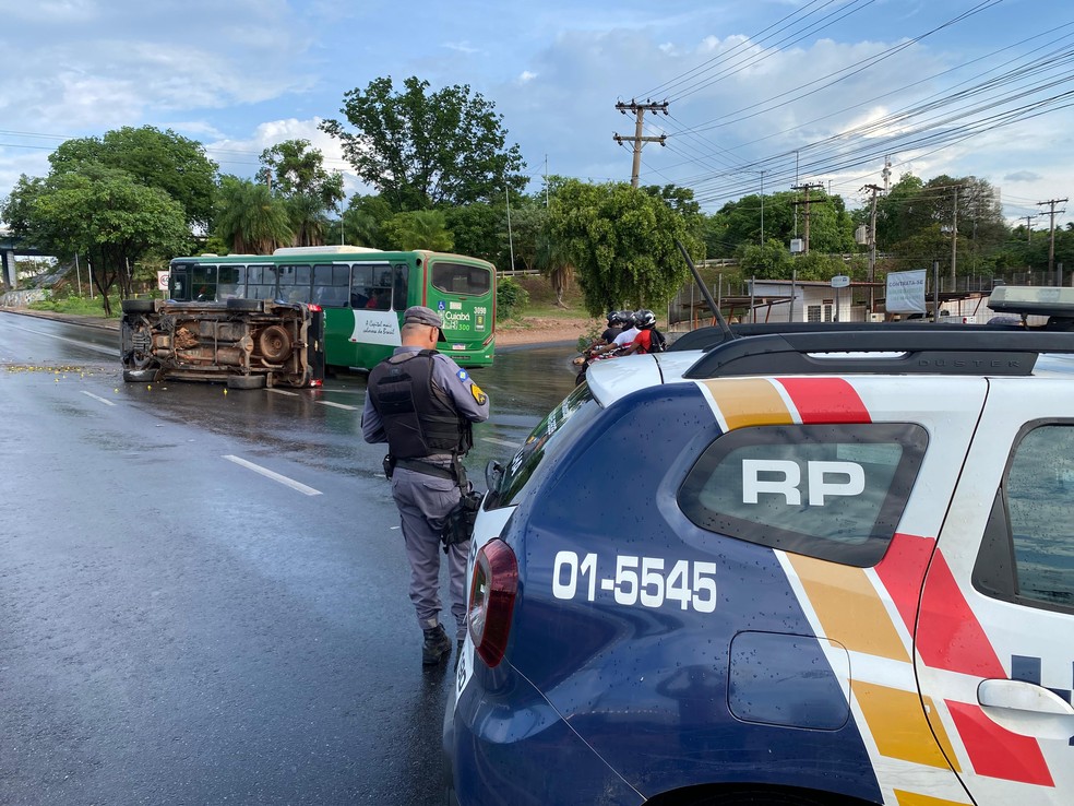 O homem estava sozinho no carro e foi socorrido com ferimentos leves. — Foto: TV Centro América