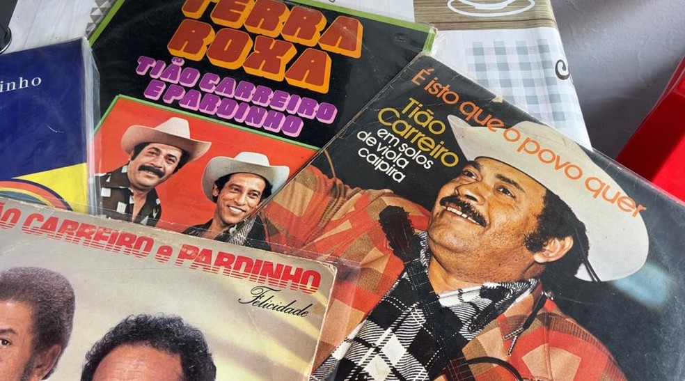Discos da carreira de Tião Carreiro — Foto: Reprodução/TV TEM