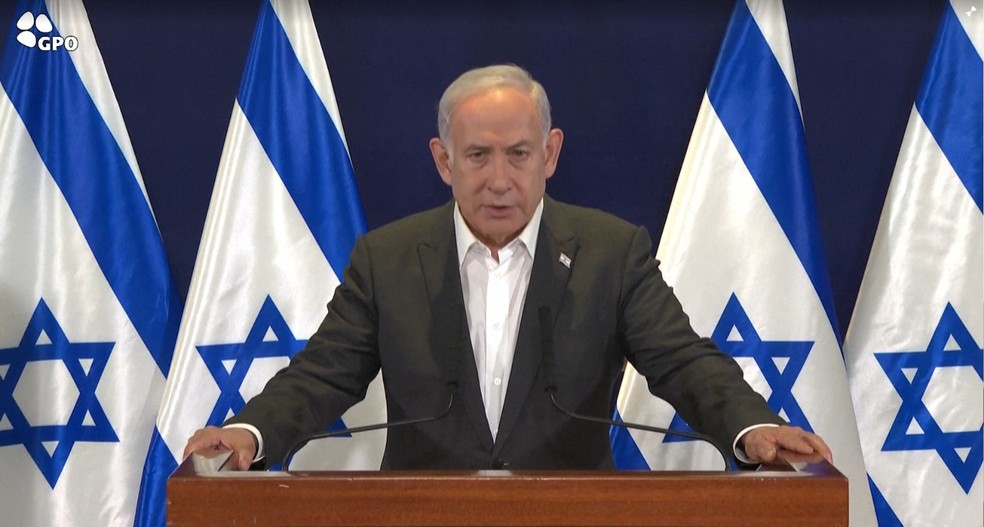 Benjamin Netanyahu faz breve declaração transmitida pela televisão após o início do sábado judaico. — Foto: Reprodução