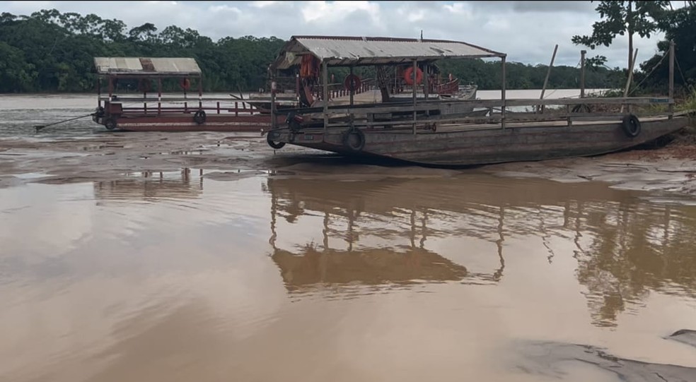 Balsas menores ajudam na travessia dos moradores que precisam ir até Cruzeiro do Sul — Foto: Reprodução/Rede Amazônica Acre