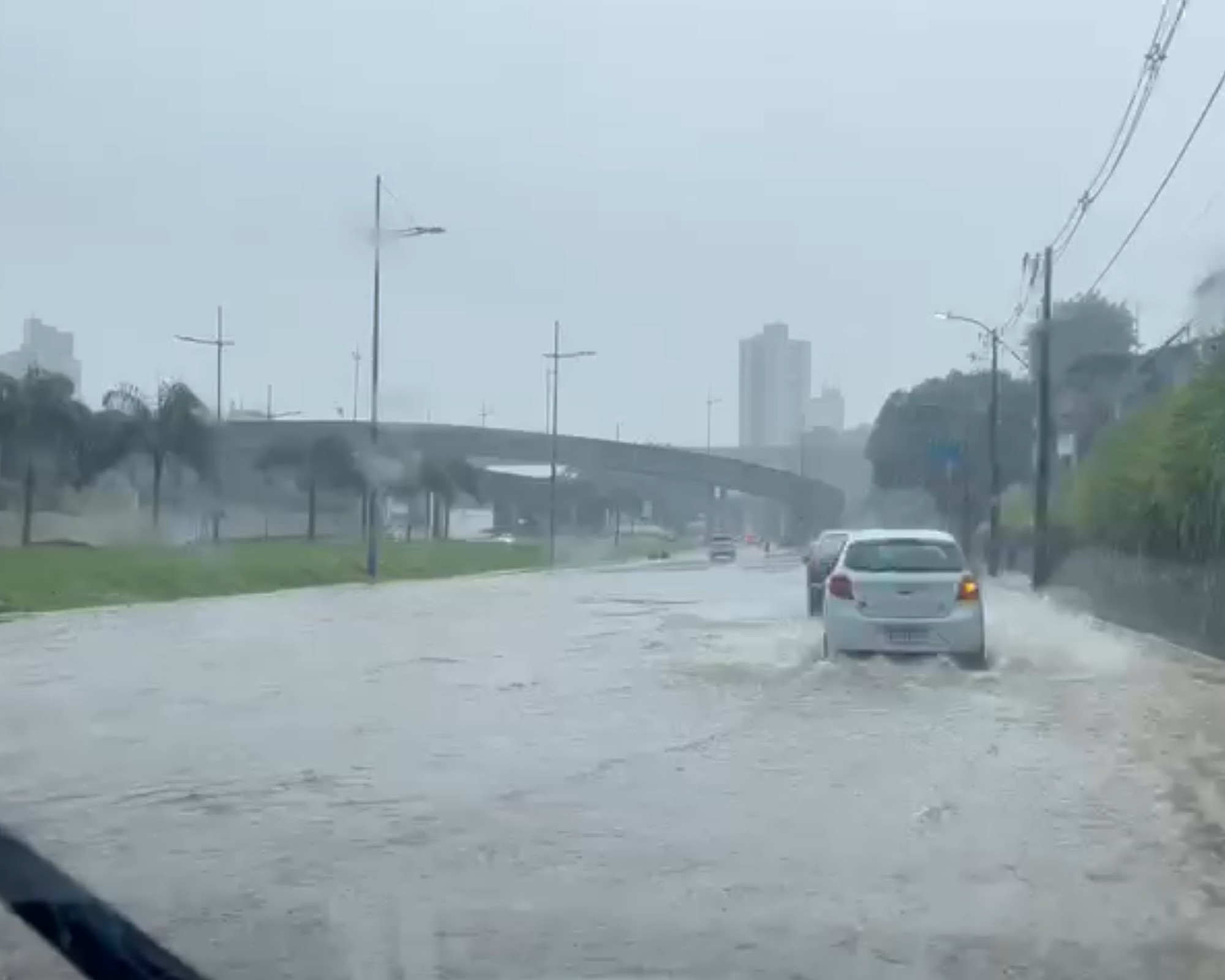 Fim de semana será de chuva com previsão de raios e trovoadas em Salvador; há risco de deslizamentos