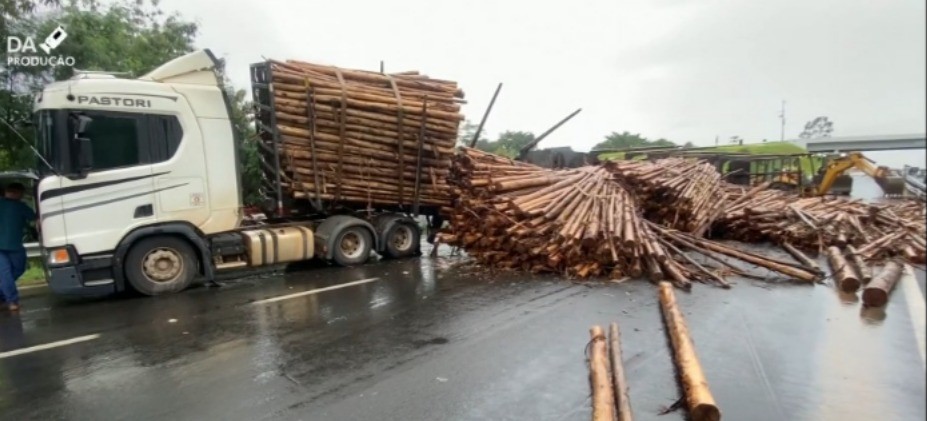 Carreta com 70 toneladas de madeira tomba na SP-304 após acidente com carro e complica trânsito em Piracicaba