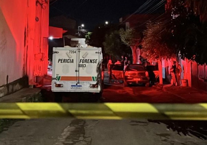 Mulher é assassinada e homem fica ferido; suspeitos tentam atropelar policiais, trocam tiros e fogem