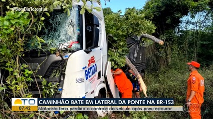 Caminhão cai em mata após bater na lateral de ponte na BR-153 e motorista fica ferido
