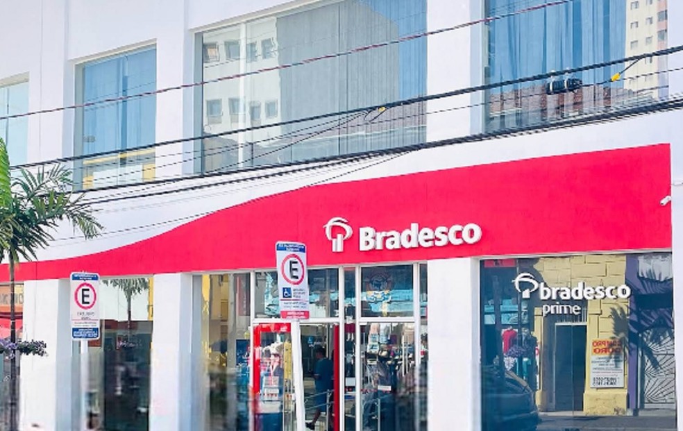 1 de 1
Jovem é detido após invadir agência bancária no centro de Botucatu (SP) — Foto: Google Maps/Reprodução