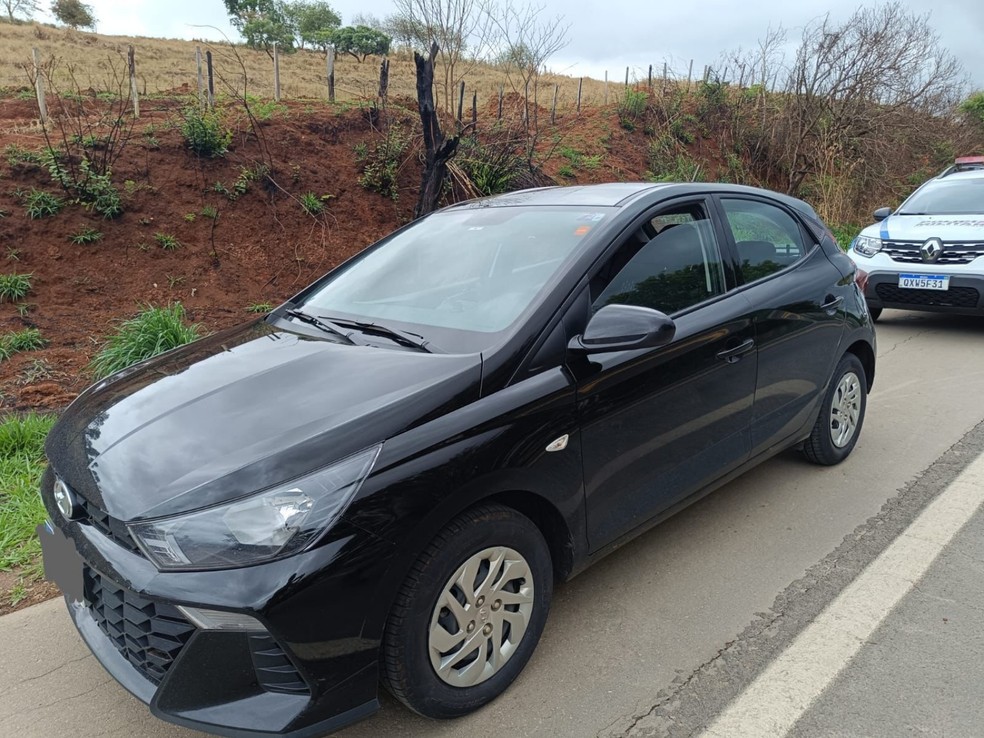 Mulher usou carro para fugir da polícia durante golpe na compra de lote de baterias em Varginha, MG — Foto: Polícia Militar