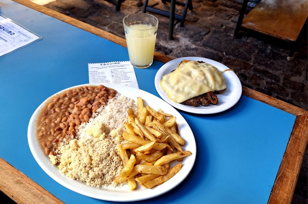 Hamburguesa com queijo e cebola: prato clássico da casa desde 1962 — Foto: Créditos: Jéssica Evelin Araújo