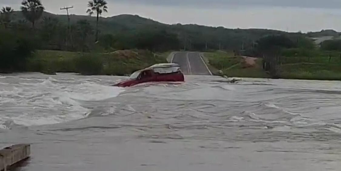 Vídeo: água invade estrada e deixa carro preso em Conceição do Canindé, no PI