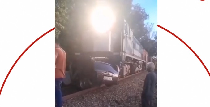 Carro é atingido por trem após parar sobre linha férrea em SC