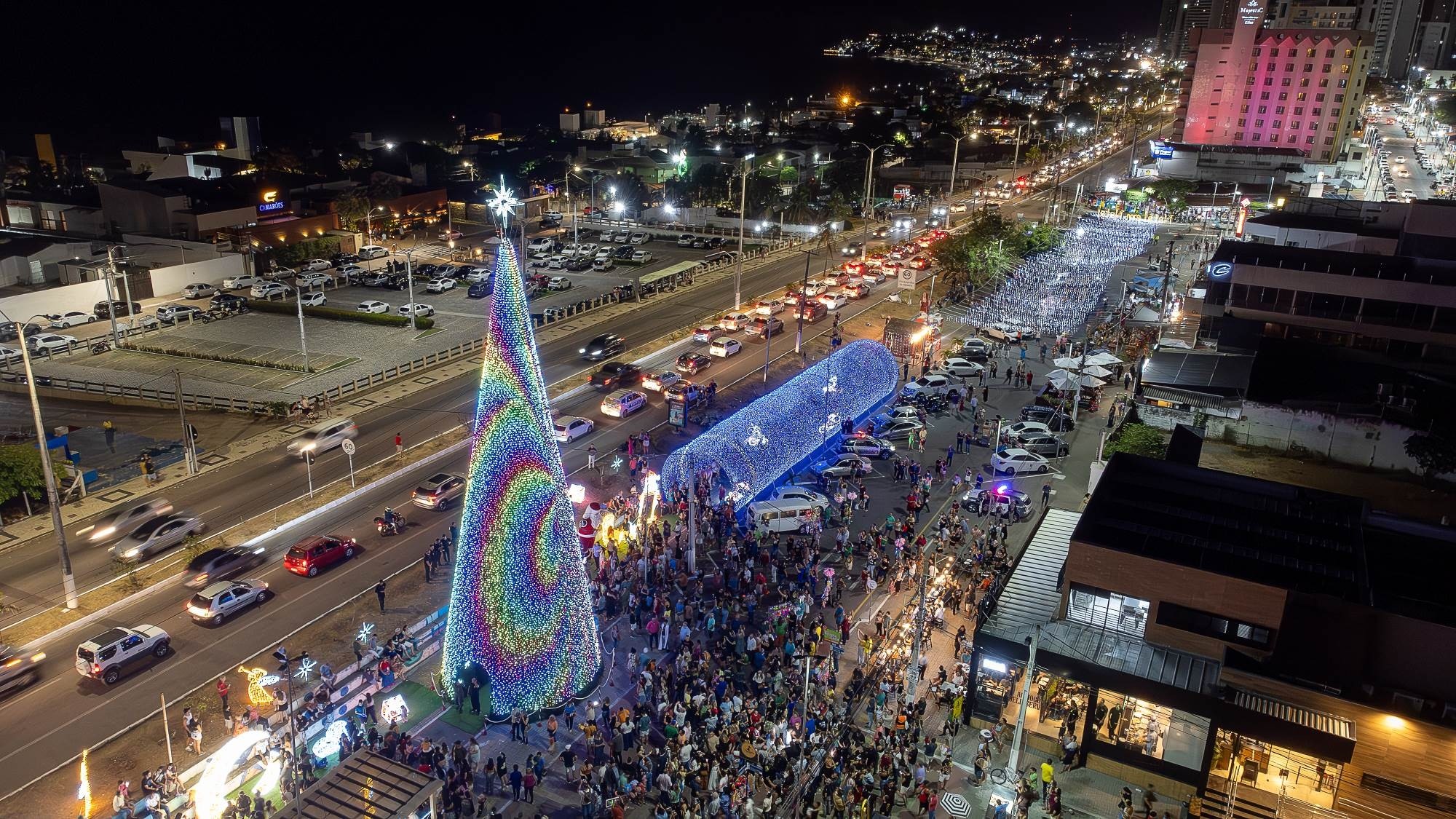 Árvore de Ponta Negra é acesa e marca abertura do Natal em Natal 2024