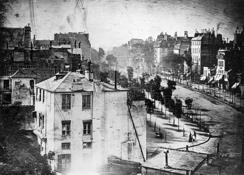 'Vista do Boulevard du Temple', de Louis Daguerre. Feita na década de 1830, esta seria a primeira fotografia a registrar figuras humanas na história — Foto: Louis Daguerre