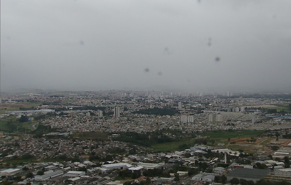 Chuva e tempo frio em São José dos Campos — Foto: Reprodução/ TV Vanguarda