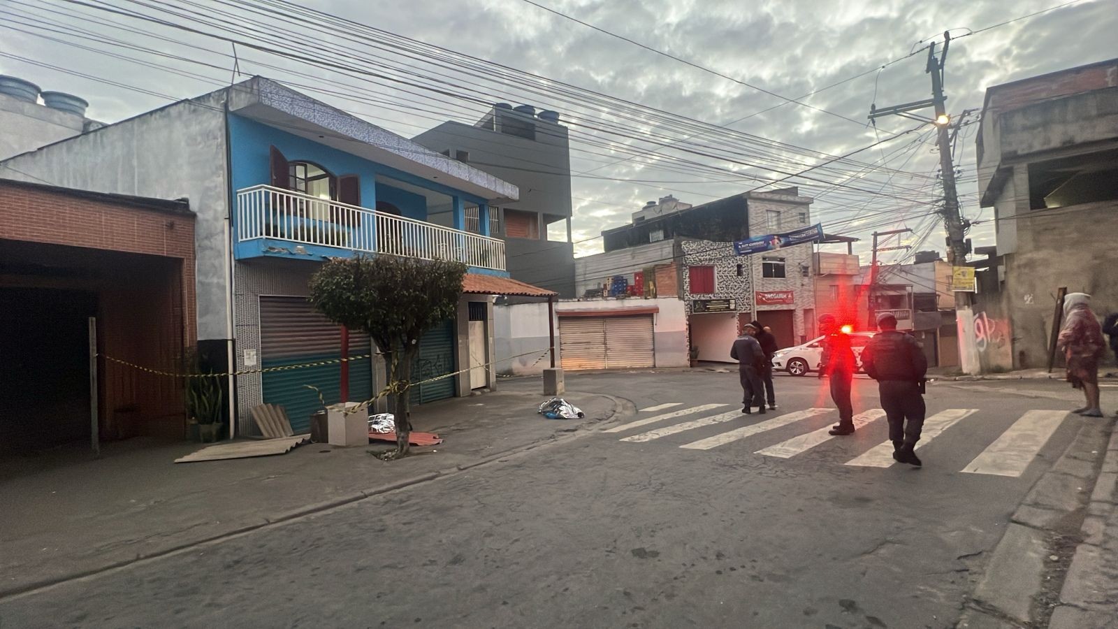 Suspeitos morrem baleados após invadir casa de idosos e render vítimas na Zona Sul de SP