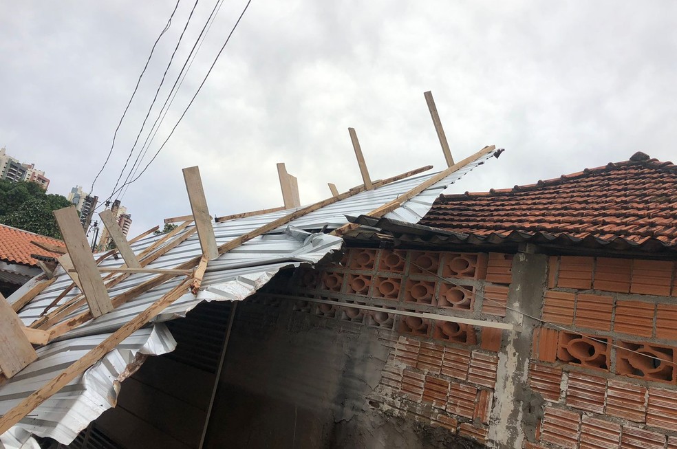 Telha se desprendeu do prédio e atingiu três casas na Vila Guaíra, em Presidente Prudente (SP) — Foto: Defesa Civil