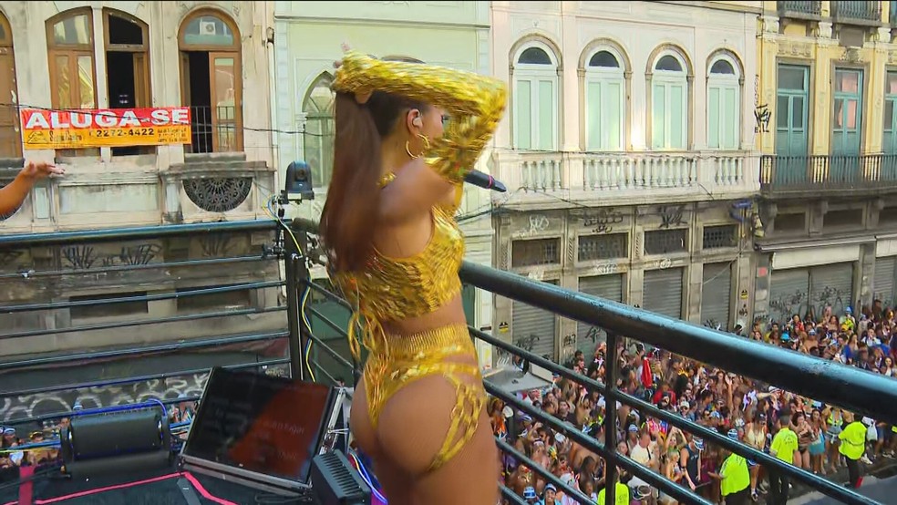 Anitta em cima do trio elétrico de seu megabloco — Foto: Reprodução/GloboNews