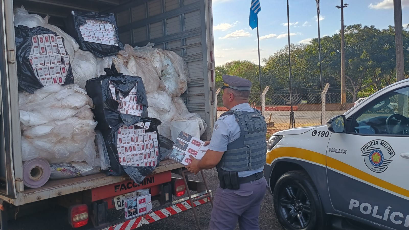 Motorista é preso com 25 mil maços de cigarros contrabandeados em rodovia de Assis