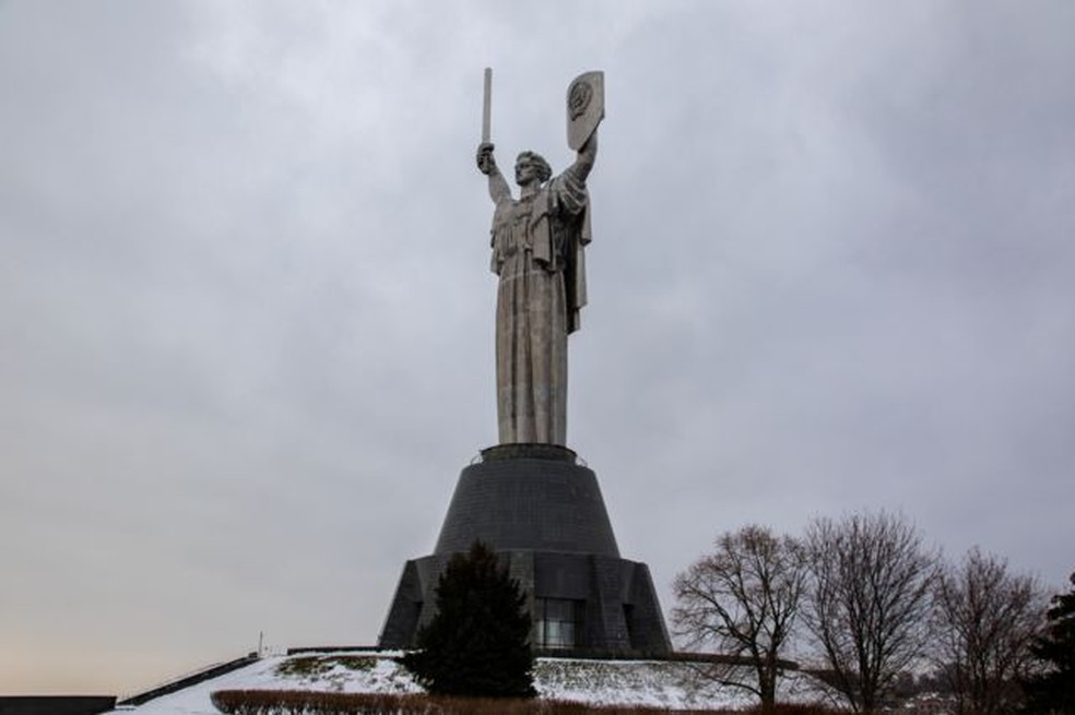 O Monumento &agrave; P&aacute;tria em Kiev, uma das est&aacute;tuas mais altas do mundo, perder&aacute; seu emblema sovi&eacute;tico, que ser&aacute; substitu&iacute;do pelo bras&atilde;o de armas da Ucr&acirc;nia, o Tridente &mdash; Foto: GETTY IMAGES via BBC