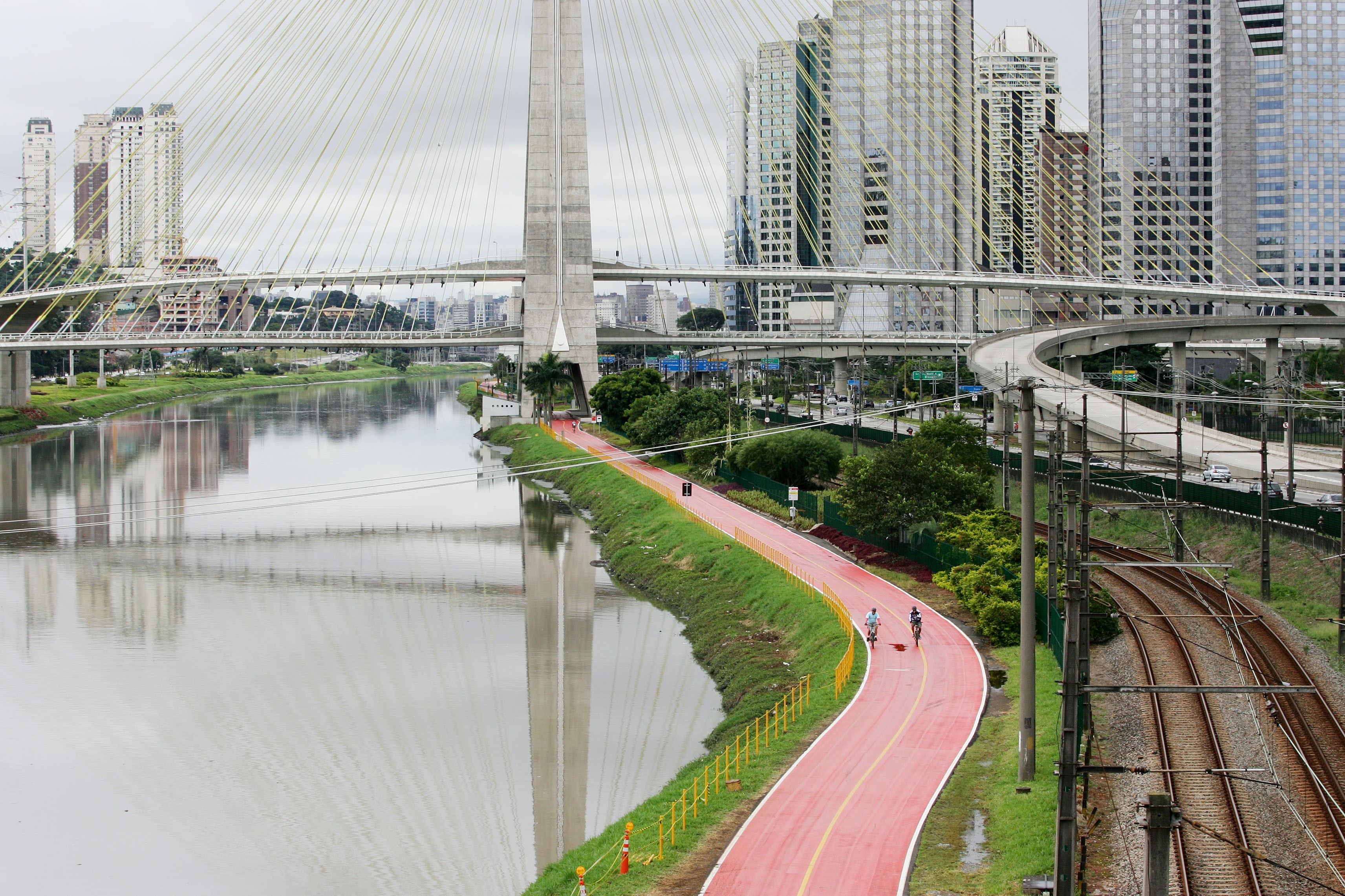 Ciclovia do Rio Pinheiros completa 1 mês fechada no horário noturno por falha na iluminação pública e gera reclamação de ciclistas