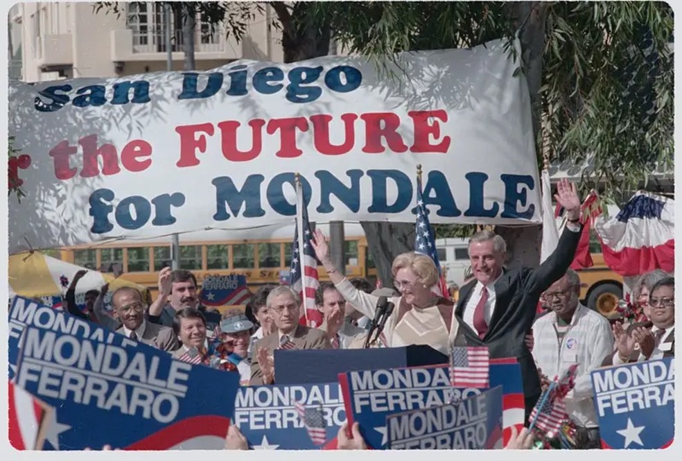 Joan ao lado do então candidato à presidência democrata Walter Mondale — Foto: GETTY IMAGES