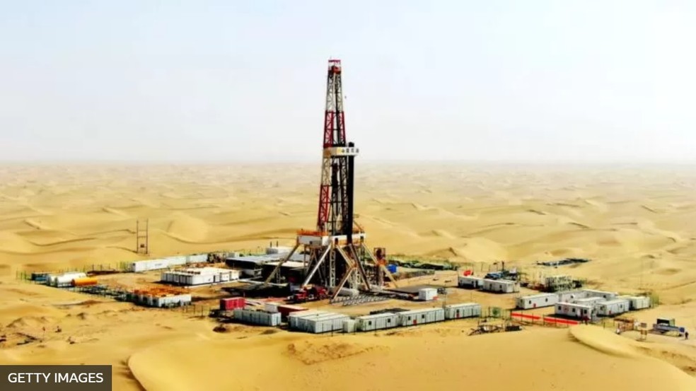 O poço de petróleo de Tarim, também no deserto de Taklamakan, tem mais de 9 quilômetros de profundidade — Foto: Getty Images - BBC