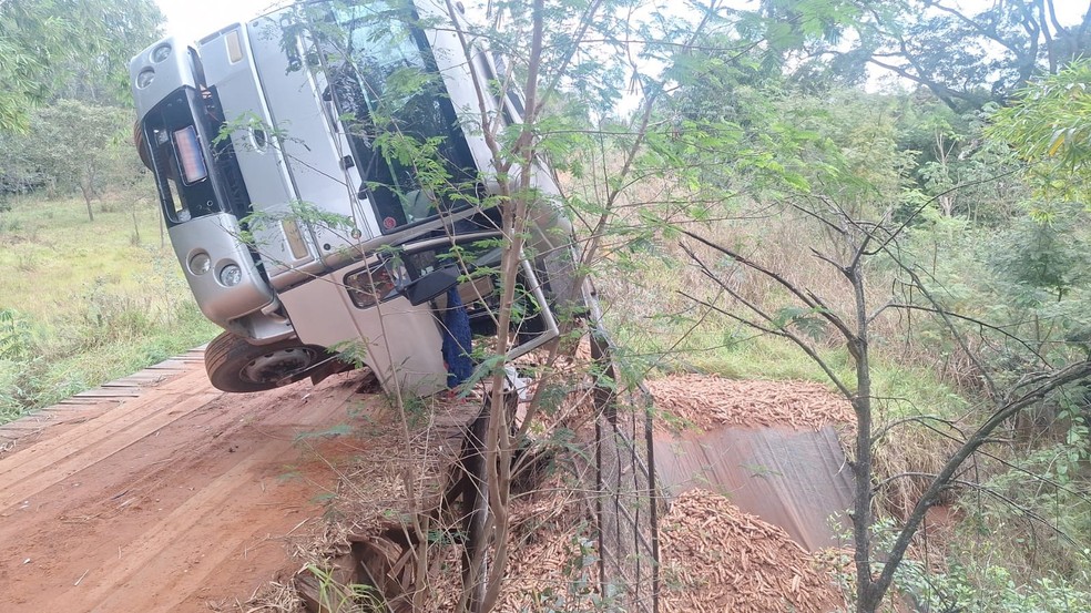 Caminhão carregado de mandioca despencou de ponte em Martinópolis (SP) — Foto: Defesa Civil