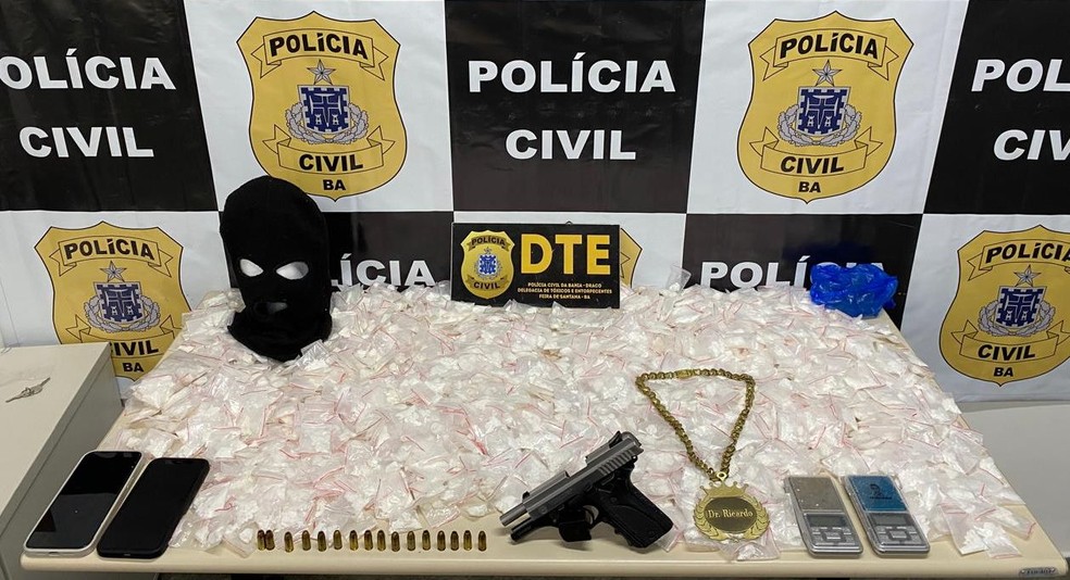 Drogas e armas foram apreendidas com suspeito em Feira de Santana — Foto: Ascom PC