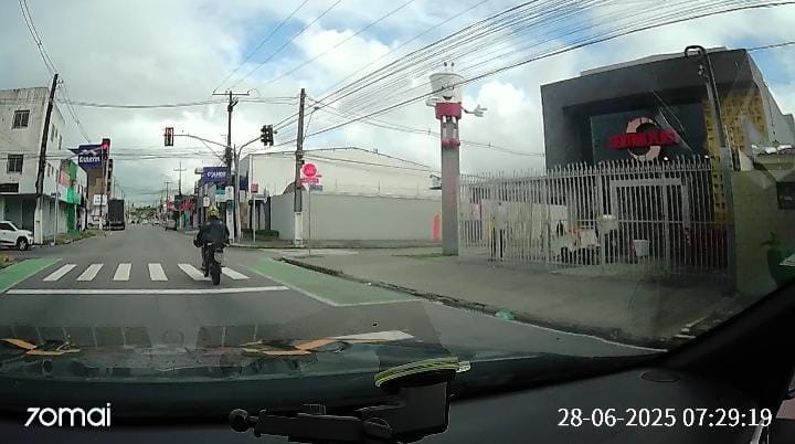 Agente de trânsito joga spray de gengibre no rosto de motociclista durante abordagem em Maceió 