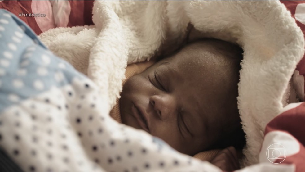 Toiabo Ale, bebê prematuro que nasceu contaminado pelo ebola e que perdeu a mãe no parto e o pai, dias depois — Foto: Reprodução/TV Globo